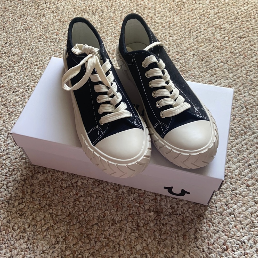 NWB True Religion Jinny Sneaker 7.5